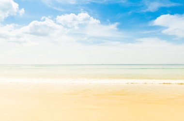 Tayland 'ın Phuket Eyaleti' nde mavi gökyüzü olan bir plajda manzara.