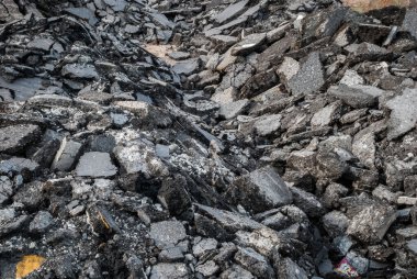 Yoldan kaldırılmış asfalt beton parçası.