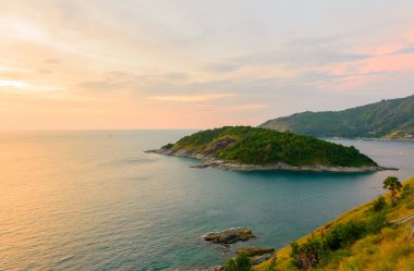 Promthep Cape, Phuket, Tayland, Thailand, deniz görünümü noktası batımına uzanır kaya bir dağdır