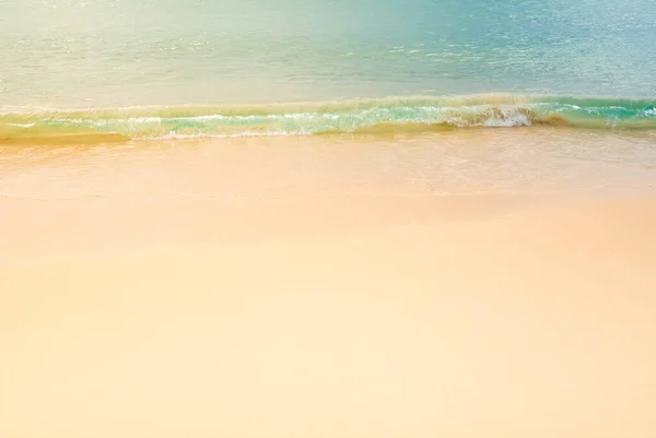 关闭了沙子和海洋在泰国普吉岛的热带海滩上 — 图库照片