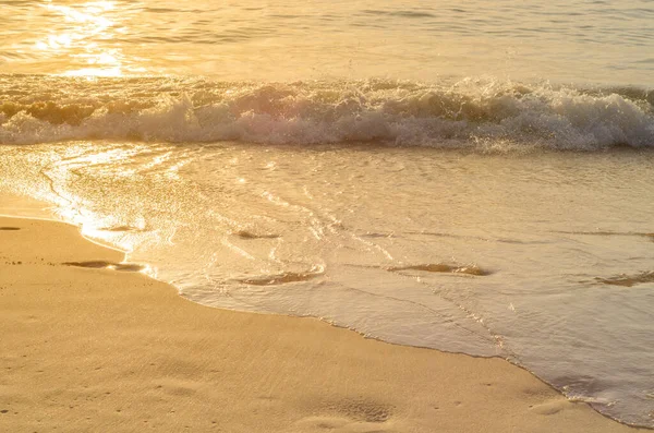 泰国普吉海滩沙滩上的沙地上的脚印 — 图库照片