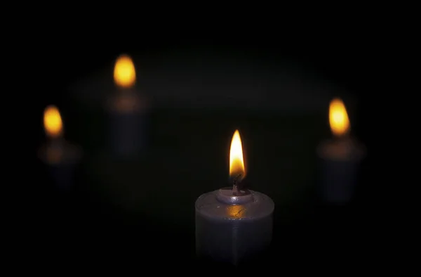 Velas queimando, fundo preto — Fotografia de Stock