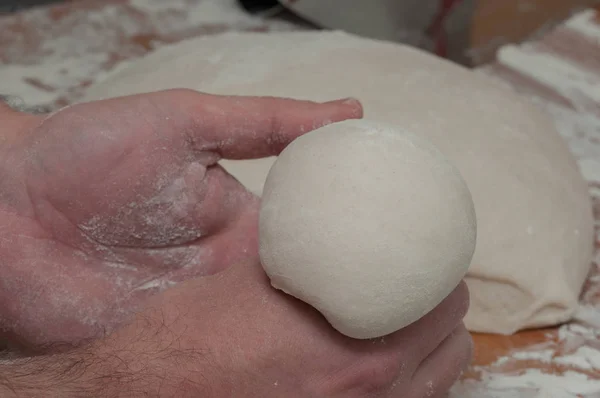 Φτιάχνοντας μπάλα ζύμης για πίτσα — Φωτογραφία Αρχείου