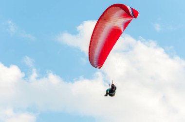 Mavi gökyüzü yamaç paraşütü uçuşu