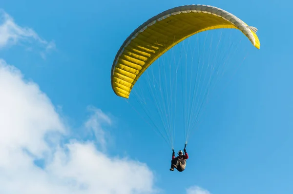 Paraglidingový let na modré obloze Stock Snímky