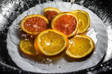 Limon ve portakal düşüşün su sprey