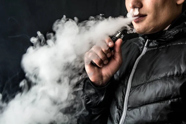 Vaping amd κάπνισμα — Φωτογραφία Αρχείου