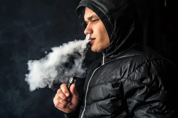 Vaping amd κάπνισμα — Φωτογραφία Αρχείου