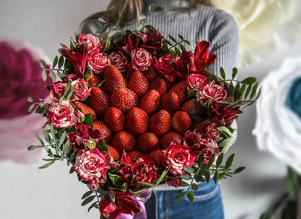 Verzamelen van bloemen en fruitig boeket — Stockfoto