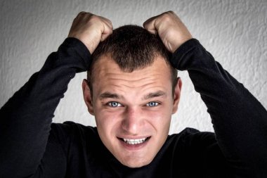 genç bir adam duygu gösterir