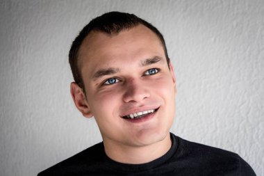 genç bir adam duygu gösterir