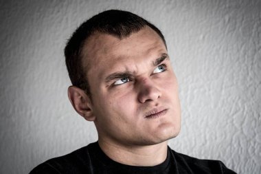 genç bir adam duygu gösterir