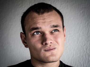 genç bir adam duygu gösterir