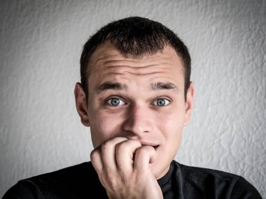 genç bir adam duygu gösterir