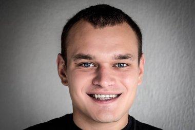 genç bir adam duygu gösterir