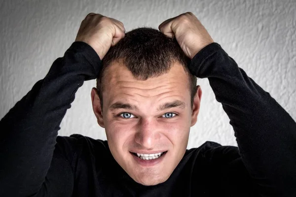 genç bir adam duygu gösterir