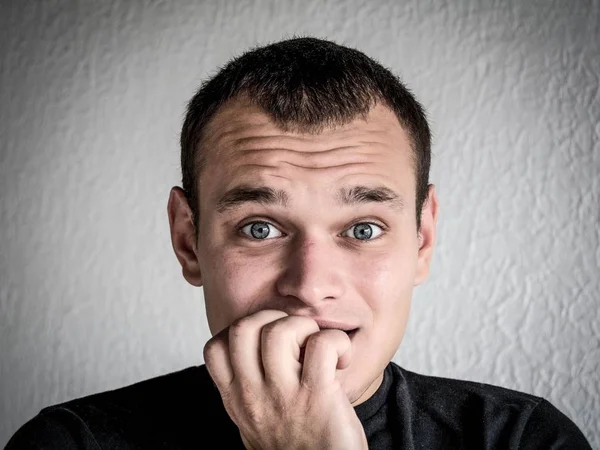 genç bir adam duygu gösterir