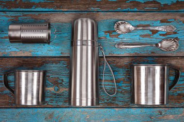 Metal termos, süzgeç, bardak ve kaşık.