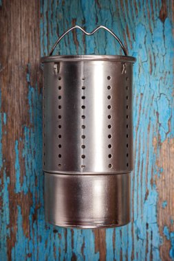 Ahşap arka plan üzerinde metal süzgeç.