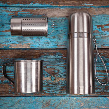 Metal termos, süzgeç, bardak ve kaşık.