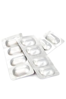 blister paketleri beyaz zemin üzerine hap.
