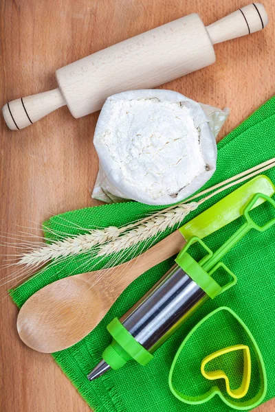 Mehl mit Weizenähren, Spritze und Backformen. — Stockfoto