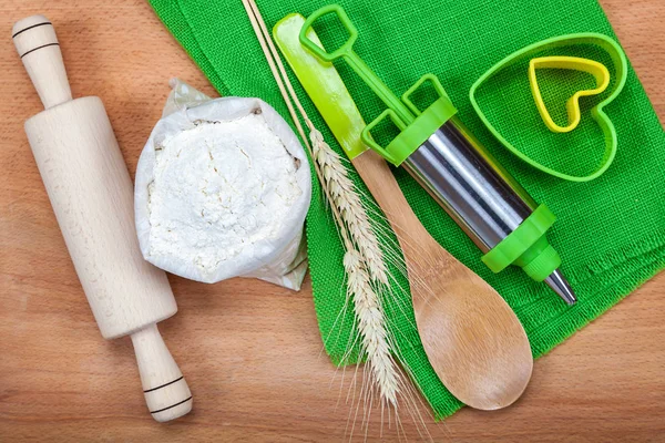 Mehl mit Weizenähren, Spritze und Backformen. — Stockfoto