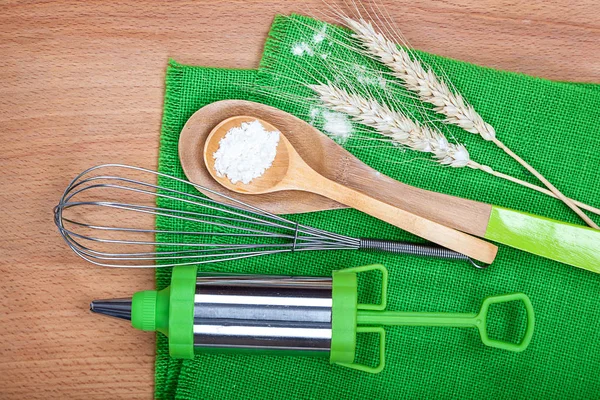 Harina con espigas de trigo, jeringa para repostería y moldes para hornear . —  Fotos de Stock