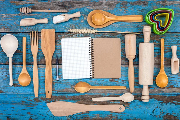 Conjunto de utensílios de cozinha e um caderno de receitas — Fotografia de Stock