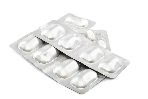 Piller i blisterförpackningar på vit bakgrund. — Stockfoto