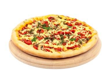 Beyaz arka plan üzerinde izole bir ahşap tahta üzerinde pizza