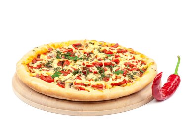 Beyaz arka plan üzerinde izole bir ahşap tahta üzerinde pizza