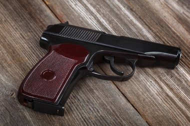 Ahşap arka plan üzerinde silah. Silah