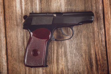 Ahşap arka plan üzerinde silah. Silah