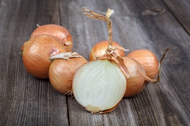 ahşap arka plan üzerinde taze soğan