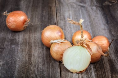 ahşap arka plan üzerinde taze soğan