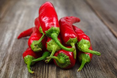 ahşap zemin üzerine kırmızı biber