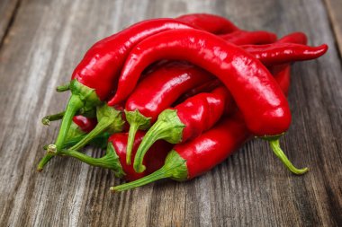 ahşap zemin üzerine kırmızı biber