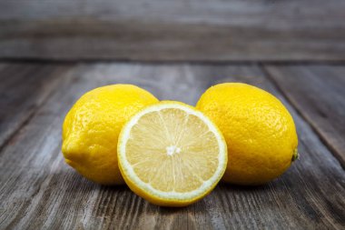 Tahta arka planda taze limonlar