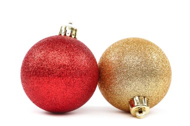 Beyaz arka planda izole edilmiş Noel topları