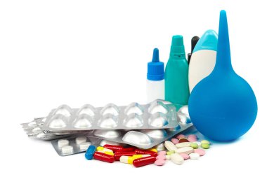 blister paketleri beyaz zemin üzerine hap.