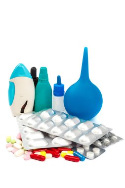 blister paketleri beyaz zemin üzerine hap.