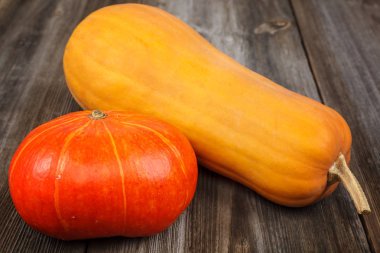 ahşap zemin üzerine sarı kabak