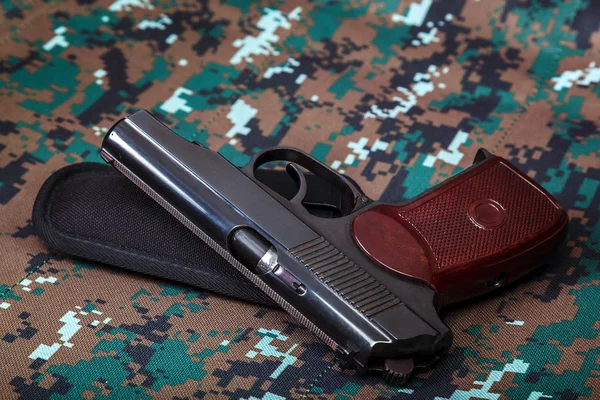 Gun på kamouflage bakgrund. Vapen. Taktiska pistol. — Stockfoto