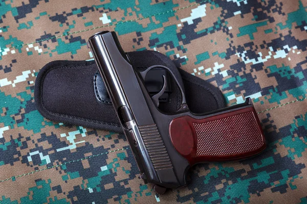 Gun på kamouflage bakgrund. Vapen. Taktiska pistol. — Stockfoto