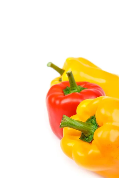 Vruchten van zoete peper op witte achtergrond. — Stockfoto