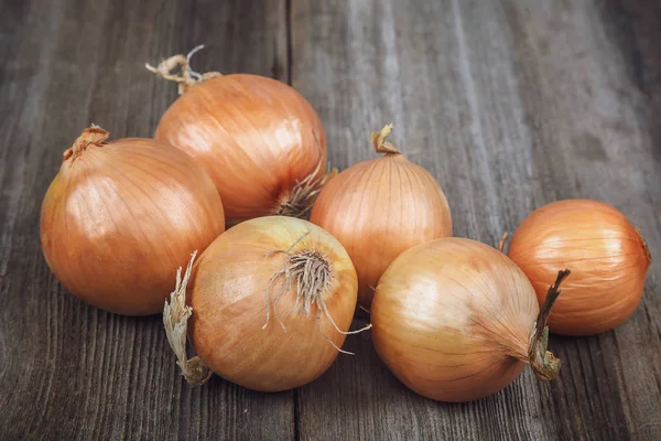 Cebollas frescas sobre fondo de madera — Foto de Stock