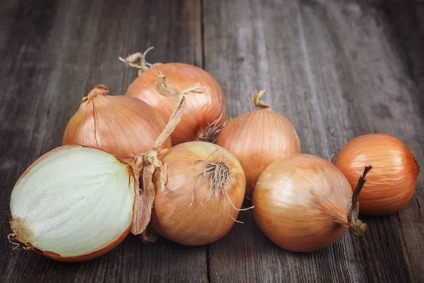 Cebollas frescas sobre fondo de madera — Foto de Stock