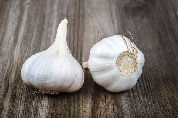 Färsk vitlök på en trä bakgrund — Stockfoto