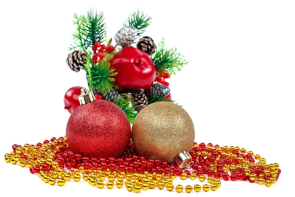 Pijnboomtakken met kegels, kerst bal en lint. — Stockfoto
